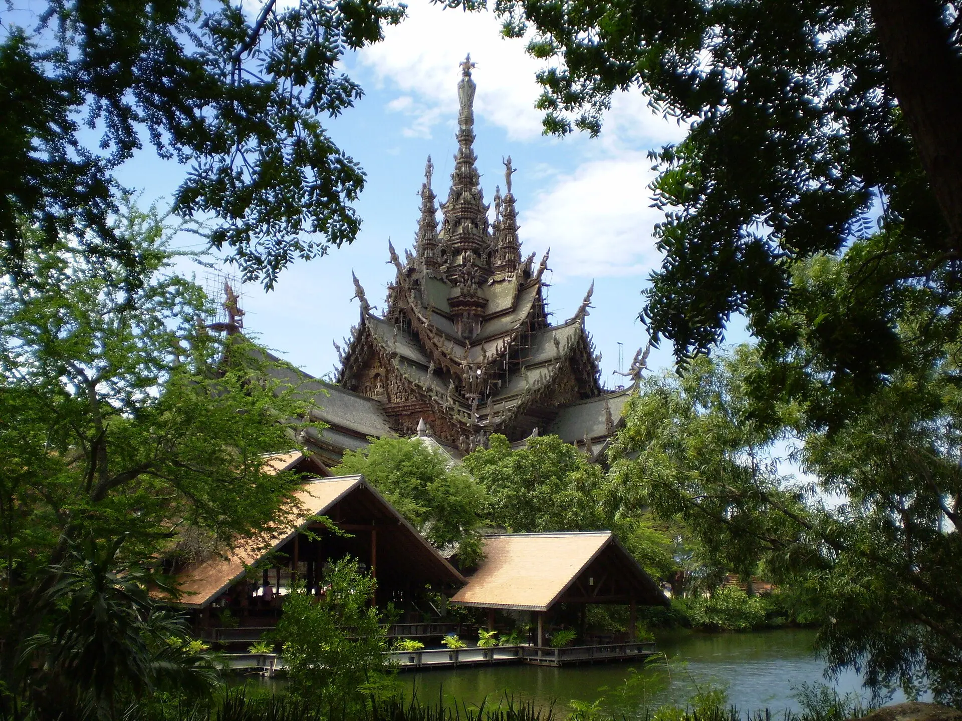 ที่มา: Wikimedia Commons ปราสาทสัจธรรม จังหวัดชลบุรี